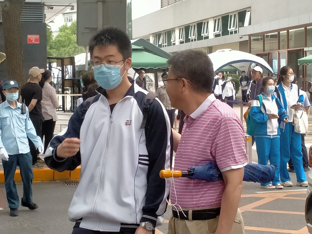 0校服出考場(chǎng)IMG_3198.JPG