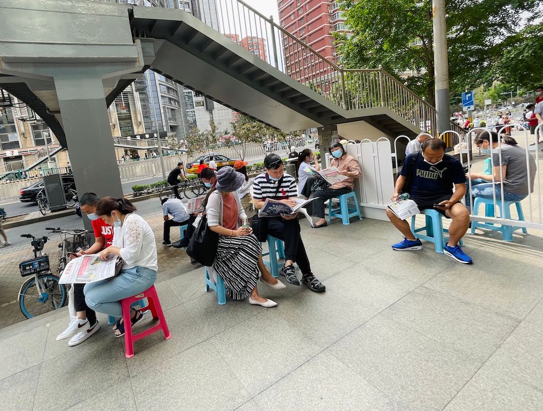 0家長(zhǎng)拿報(bào)紙等候IMG_3178.JPG